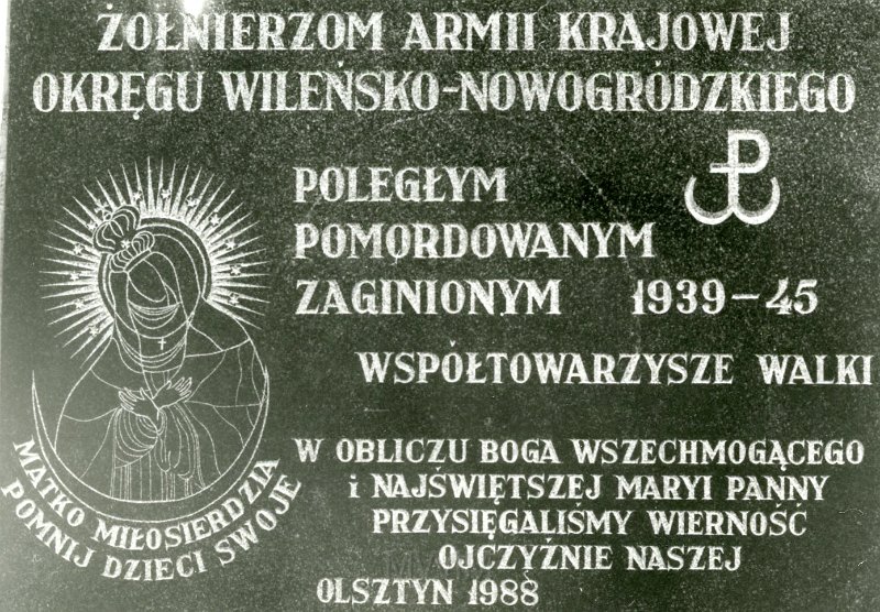 KKE 4907-7.jpg - Fot. Tablica pamiątkowa poświęcona poległym i pomordowanym żołnierzom 77pp AK, Olsztyn, 1988 r.